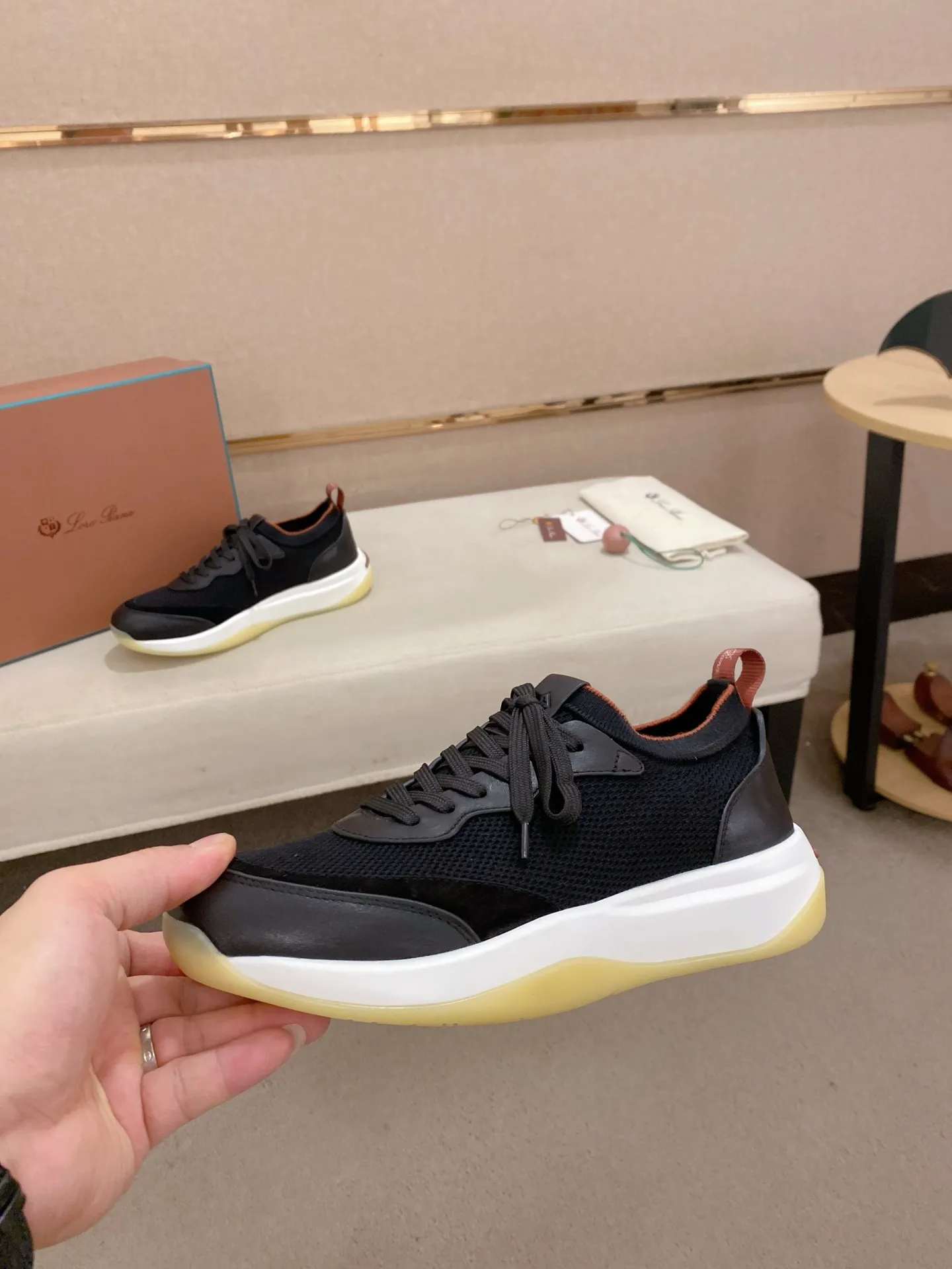 Men's shoes💰: 540💰🔥𝐥𝐨𝐫𝐨 𝐏𝐢𝐚𝐧𝐚 lp classic loafers, an Italian treasure brand, the only brand that can match Hermès! Only after wearing it do we realize that we can’t live up to our feet. The upper is made of imported first-layer cowhide with breathable fly-knit fabric, water-dyed cowhide foot pads, and the official original glass rubber outsole and pendant. Exclusive original packaging (tag ➕ brand paper ➕ outer box ➕ hand bag) code number: 38-44. Can be customized 45-46